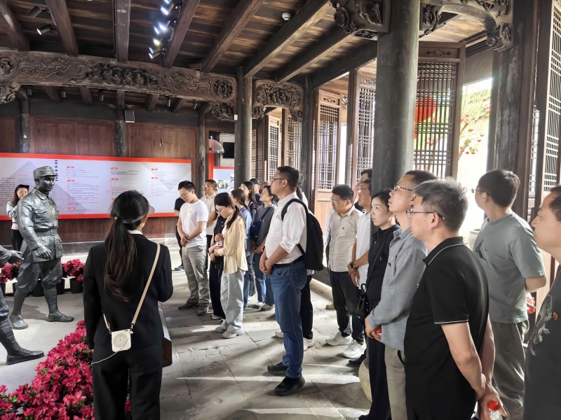 循跡悟思想 發揚鐵作風 凝心促踐行 亞通新材黨總支開展主題黨日活動2.jpg